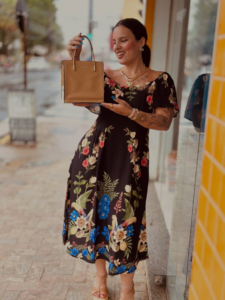 Julia em parceria com loja de bolsas