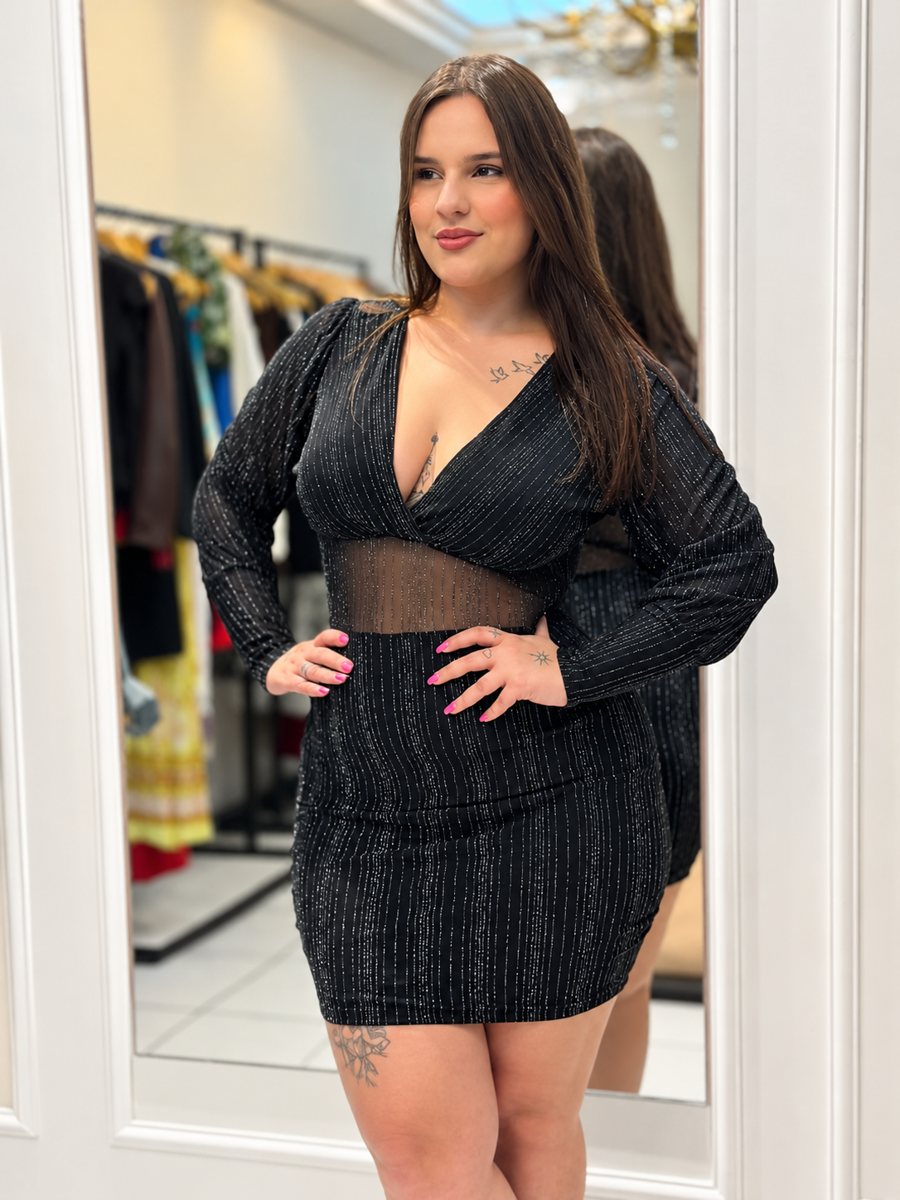 Julia Vasconcelos de vestido preto brilhante
